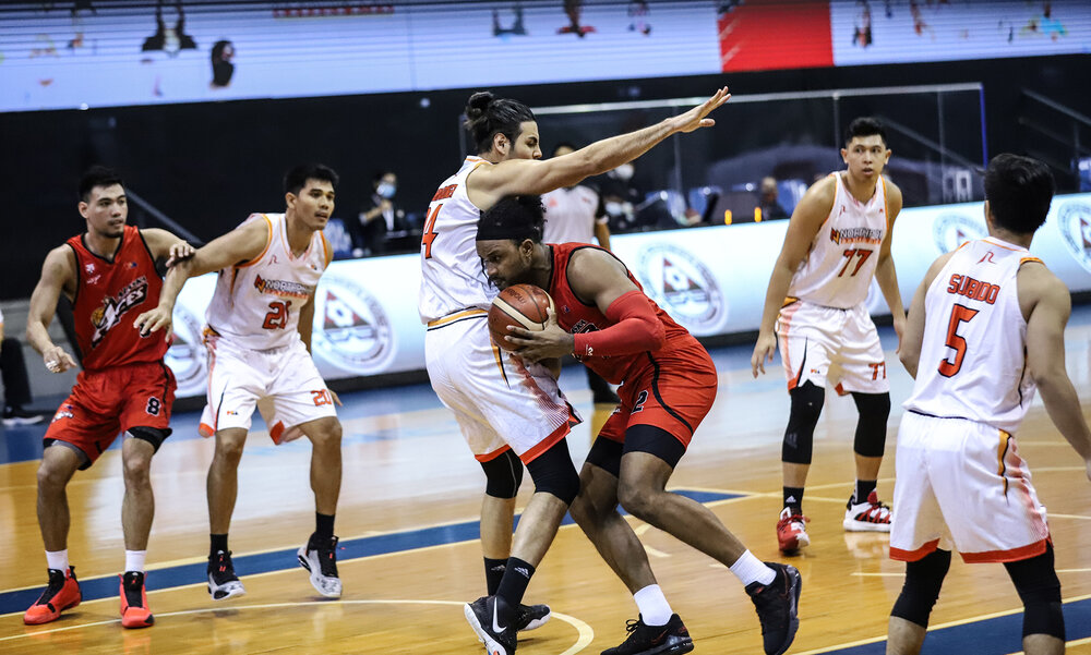 Alaska’s Abu Tratter bodies up against Christian Standhardinger of NorthPort.