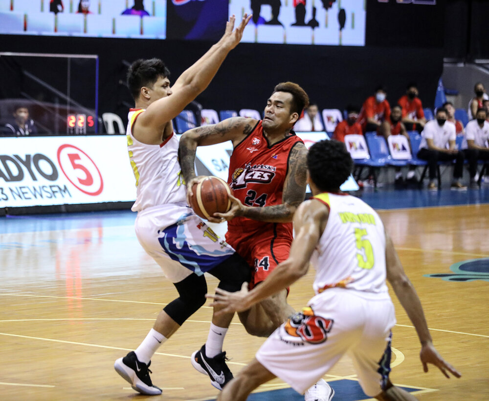 Alaska’s Vic Manuel barges through against Jewel Ponferada of Rain or Shine. (Photo from PBA)