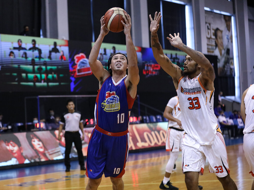 Magnolia’s Ian Sangalang goes for a strong finish against Kelly Nabong of NorthPort. (Photo from PBA)