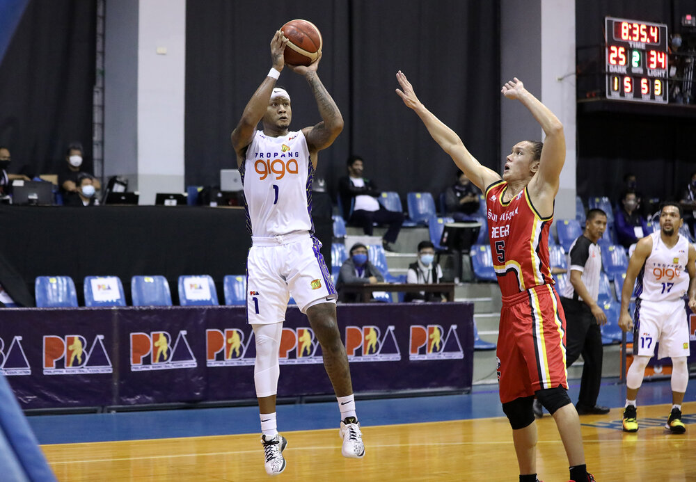 Gilas Pilipinas guard Ray Parks led TNT to an unblemished record to start the new conference. (Photo from PBA)