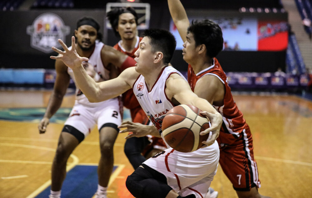 Alaska’s Jeron Teng drives past Don Trollano of Blackwater. (Photo from PBA)