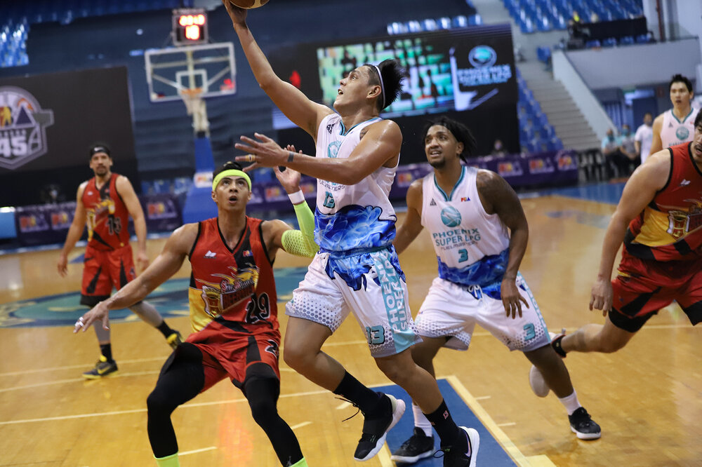 Phoenix’s RJ Jazul makes a lay-up over Arwind Santos of San Miguel. (Photo from PBA)