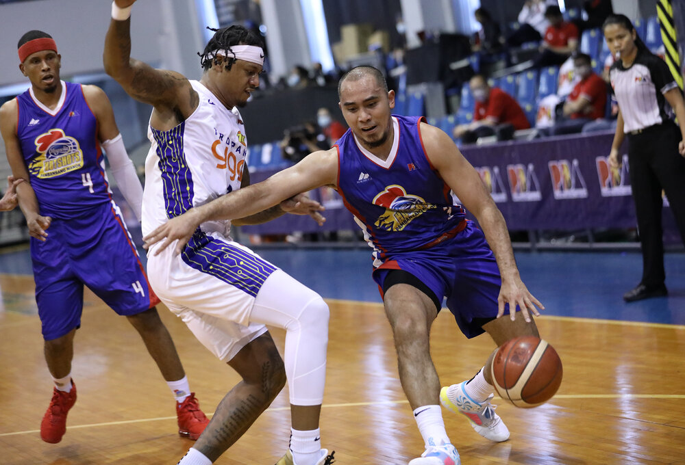 Magnolia’s Paul Lee makes a move against Ray Parks of TNT. (Photo from PBA)