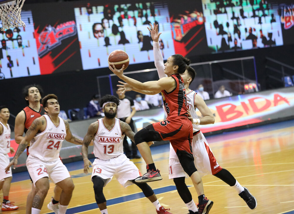 San Miguel’s Alex Cabagnot goes for a lefty lay-up against Alaska. (Photo from PBA)