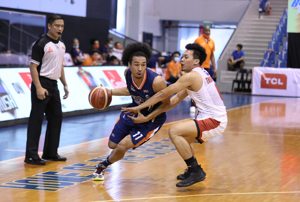 Meralco’s Chris Newsome makes a move against Scottie Thompson of Ginebra. (Photo from PBA Media Group)