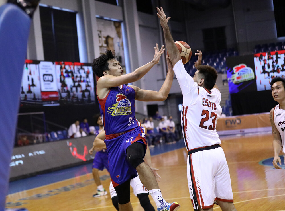Magnolia’s Aris Dionisio dishes out an assist against a Blackwater defender. (Photo from PBA)