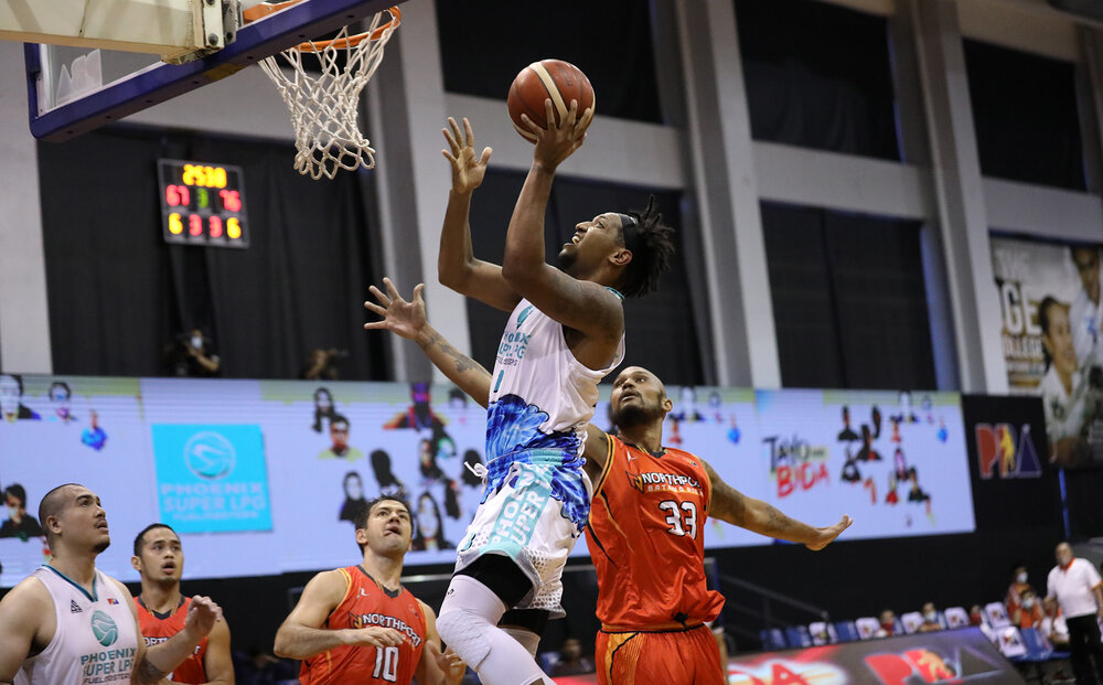 Jason Perkins drives to the hoop against Kelly Nabong of the Batang Pier. (Photo from PBA)