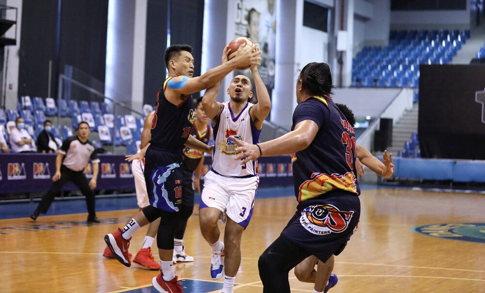 Magnolia’s Paul Lee drives down the lane against James Yap of Rain or Shine. (Photo from PBA)