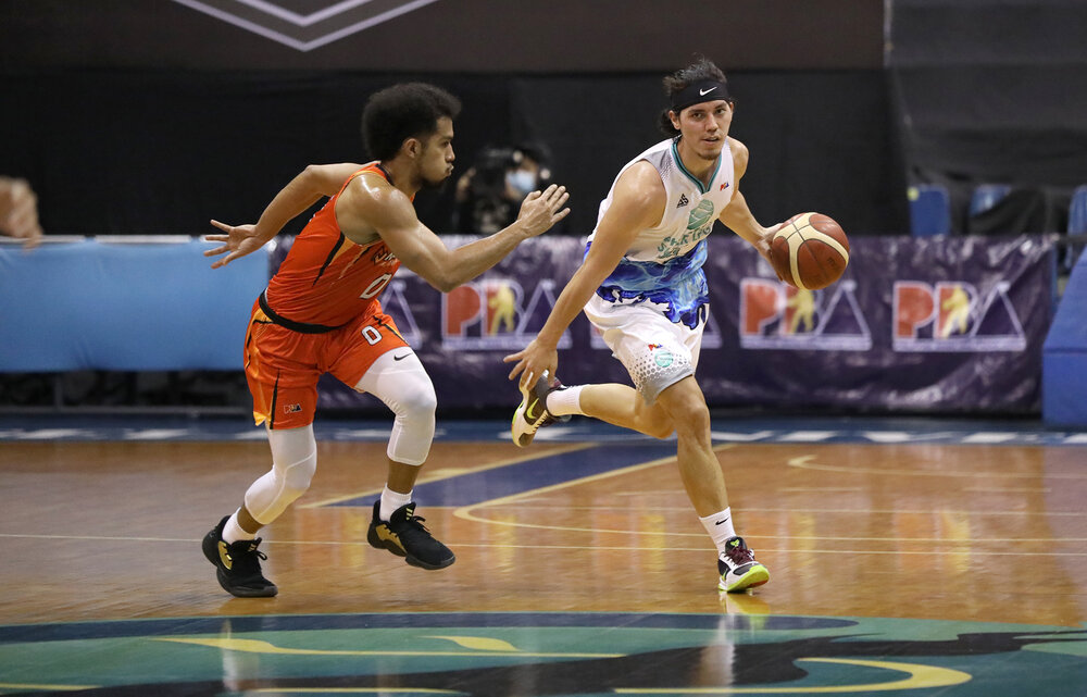 Phoenix’s Matthew Wright makes a move against NorthPort’s Paolo Taha. (Photo from PBA)