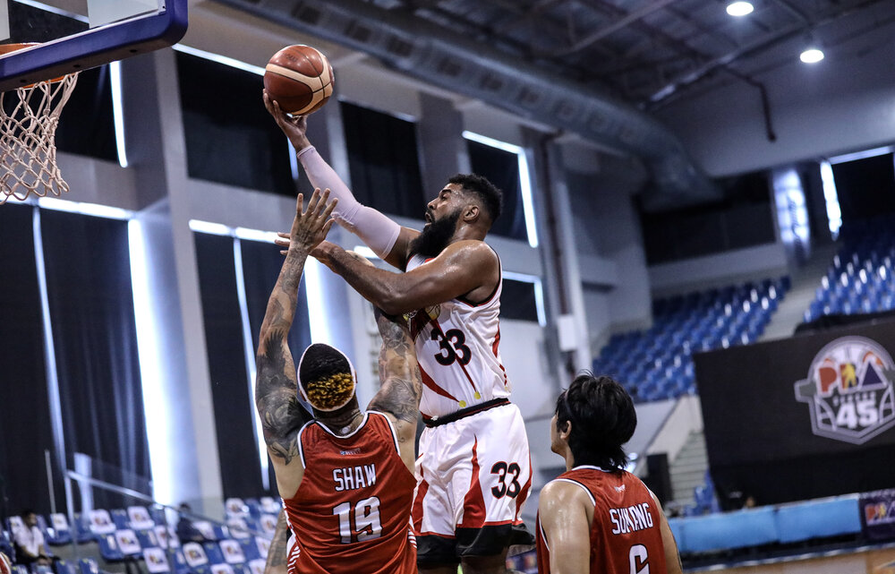 San Miguel’s Mo Tautuaa shoots one over Blackwater rookie Maurice Shaw. (Photo from PBA)