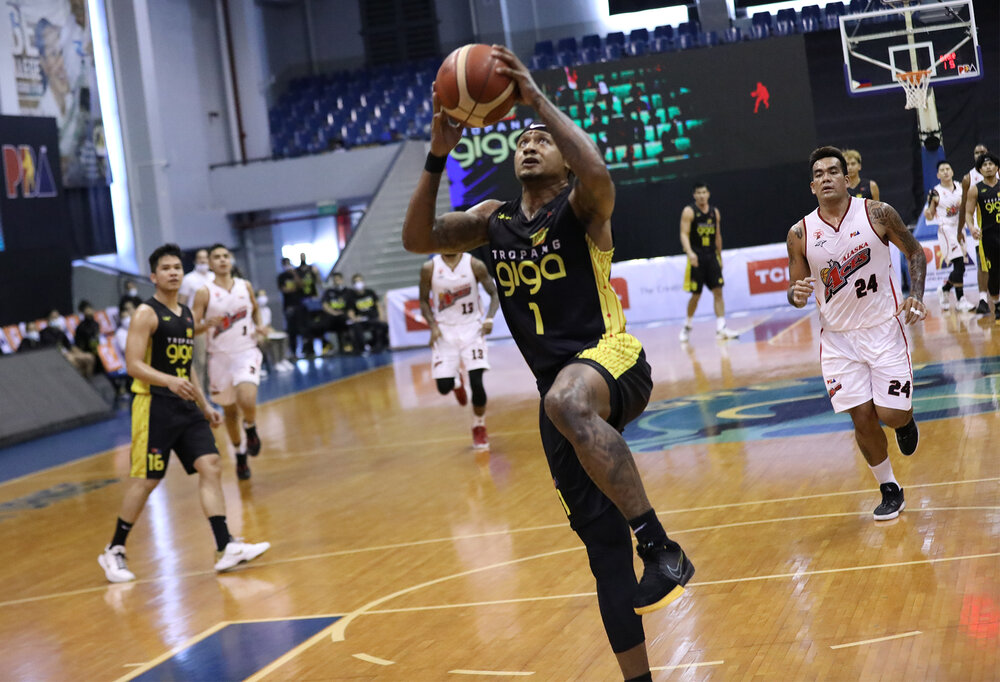 TNT’s Ray Parks finds himself open for a breakaway lay-up. (Photo from PBA Media Group)