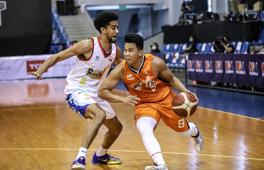 Meralco’s Baser Amer drives past Gabe Norwood of Rain or Shine. (Photo from PBA)