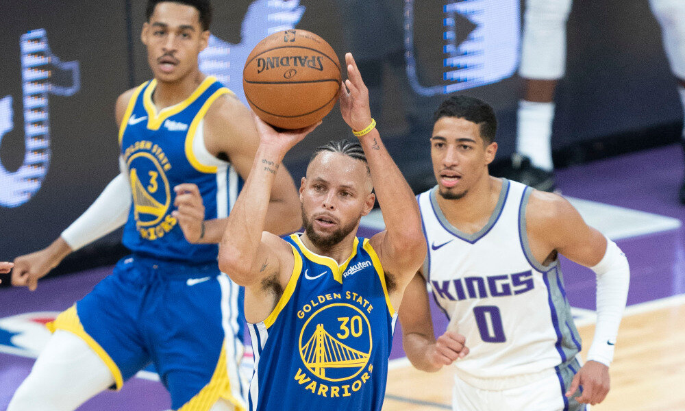 Stephen Curry drained six triples in the Warriors’ preseason win over the Kings. (Photo by Kyle Terada/USA TODAY Sports)