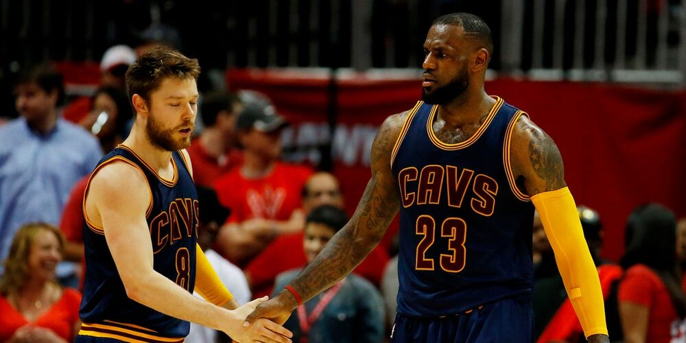 LeBron and Dellavedova won a championship together with the Cavaliers. (Photo by Kevin C. Cox/Getty Images)