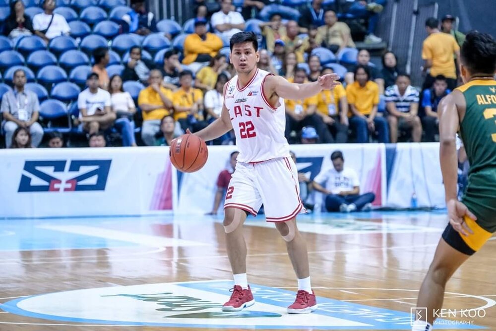 Jed is seen setting a play for the UE Red Warriors. (Photo by Ken Koo)