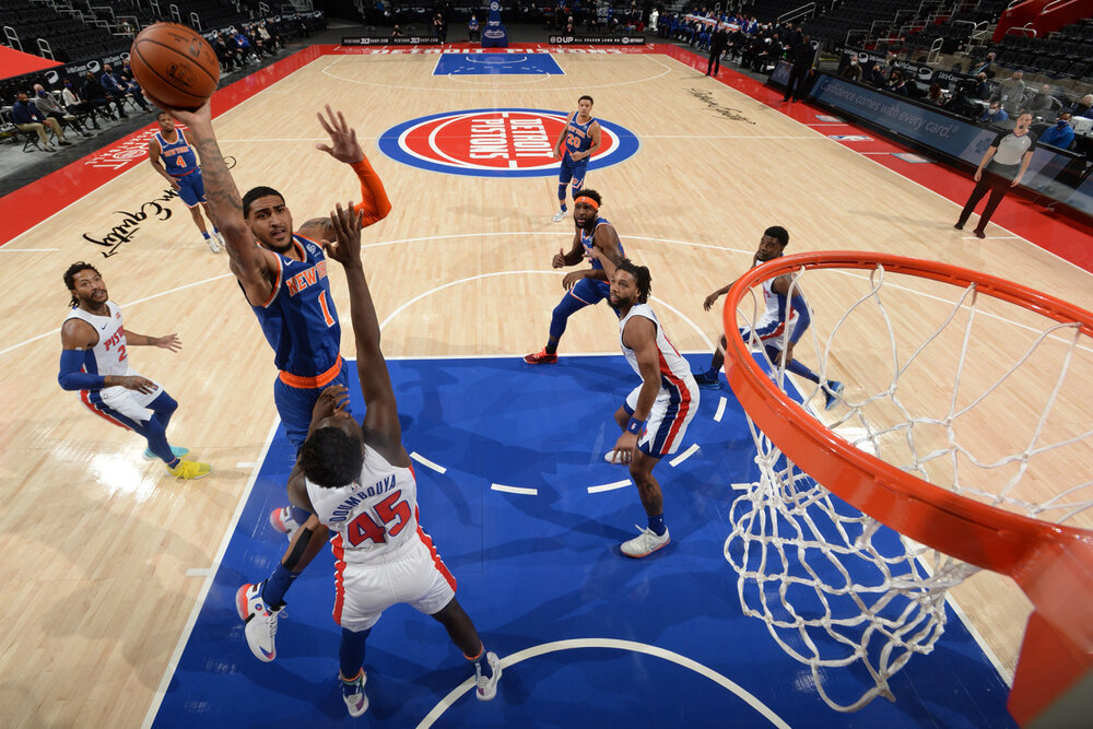 Knicks rookie Obi Toppin puts up a floater over Pistons forward Sekou Doumbouya. (Photo via Getty Images)